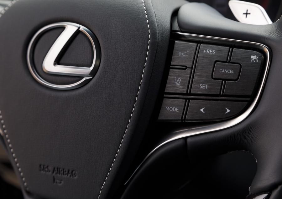 Детали интерьера Lexus LS500h AWD 2017 года  (NA) (фото 87 из 96)